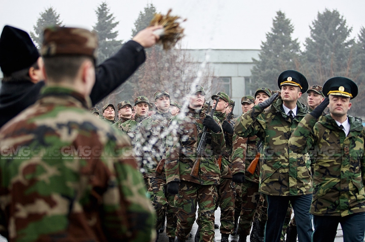 Peste 200 de tineri ostaşi au jurat credinţă Patriei (GALERIE FOTO)