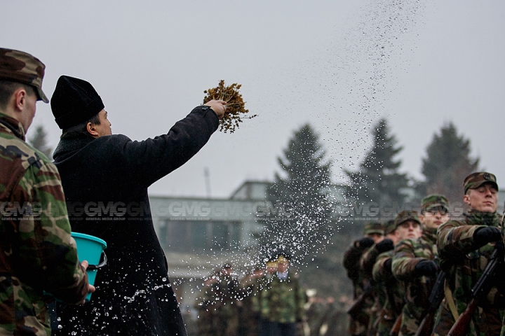 Peste 200 de tineri ostaşi au jurat credinţă Patriei (GALERIE FOTO)