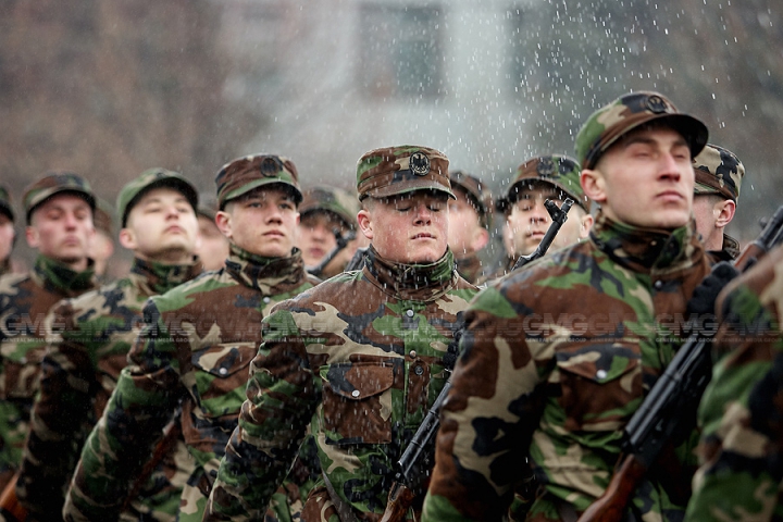 Peste 200 de tineri ostaşi au jurat credinţă Patriei (GALERIE FOTO)