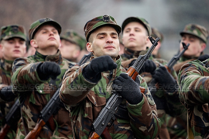 Peste 200 de tineri ostaşi au jurat credinţă Patriei (GALERIE FOTO)