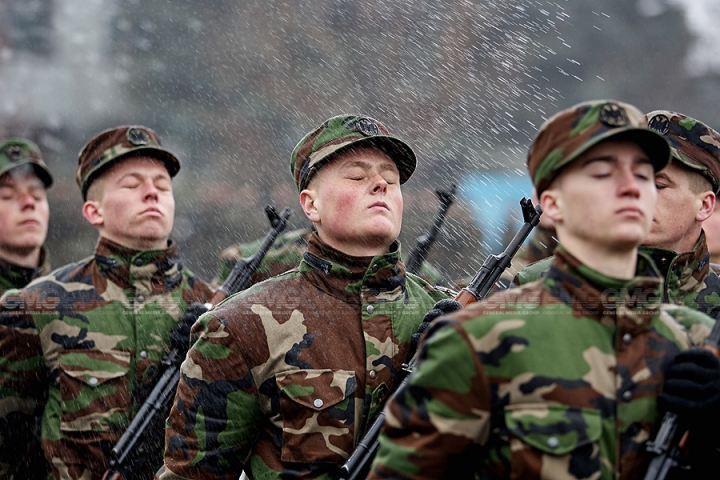 Peste 200 de tineri ostaşi au jurat credinţă Patriei (GALERIE FOTO)