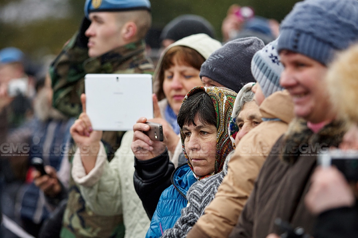 Peste 200 de tineri ostaşi au jurat credinţă Patriei (GALERIE FOTO)