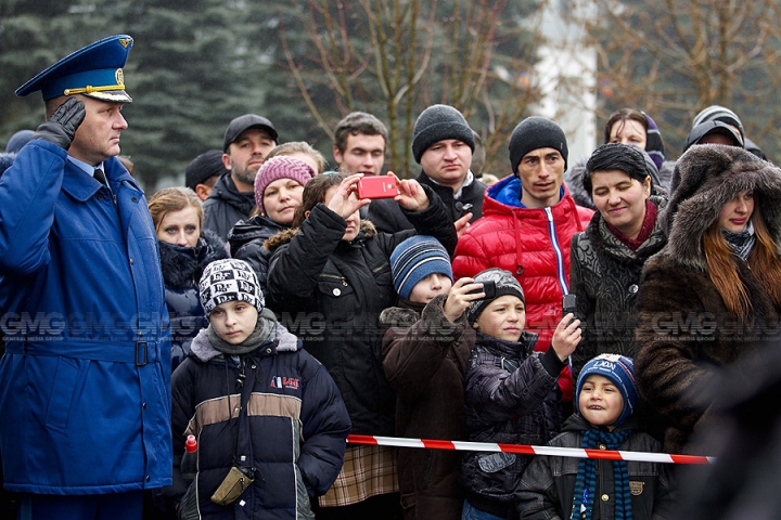 Peste 200 de tineri ostaşi au jurat credinţă Patriei (GALERIE FOTO)