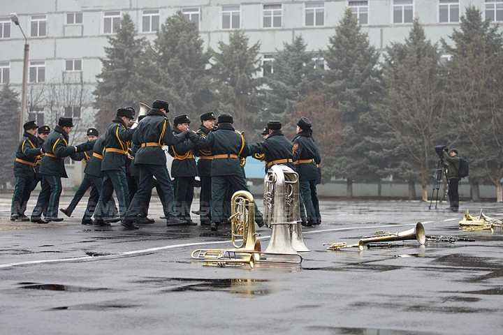 Peste 200 de tineri ostaşi au jurat credinţă Patriei (GALERIE FOTO)