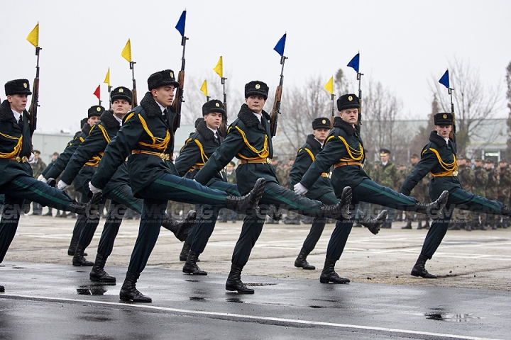 Peste 200 de tineri ostaşi au jurat credinţă Patriei (GALERIE FOTO)