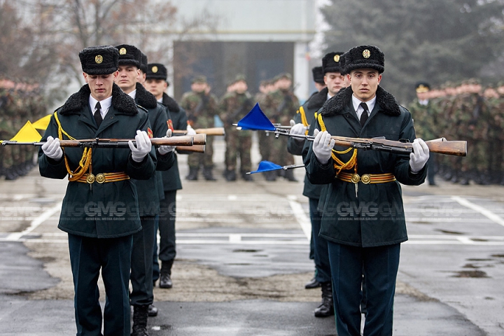 Peste 200 de tineri ostaşi au jurat credinţă Patriei (GALERIE FOTO)