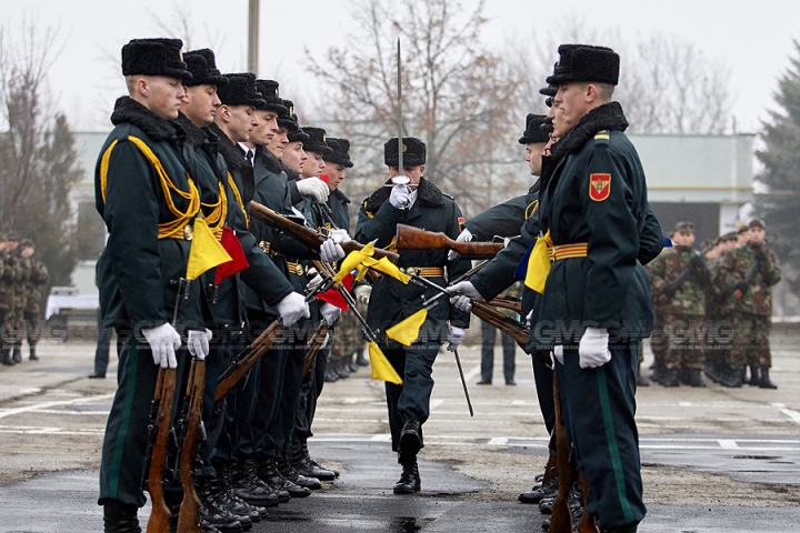 Peste 200 de tineri ostaşi au jurat credinţă Patriei (GALERIE FOTO)