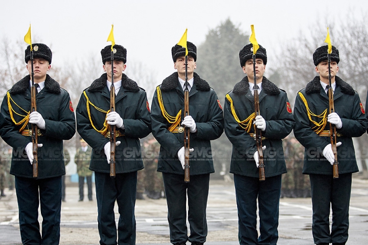 Peste 200 de tineri ostaşi au jurat credinţă Patriei (GALERIE FOTO)