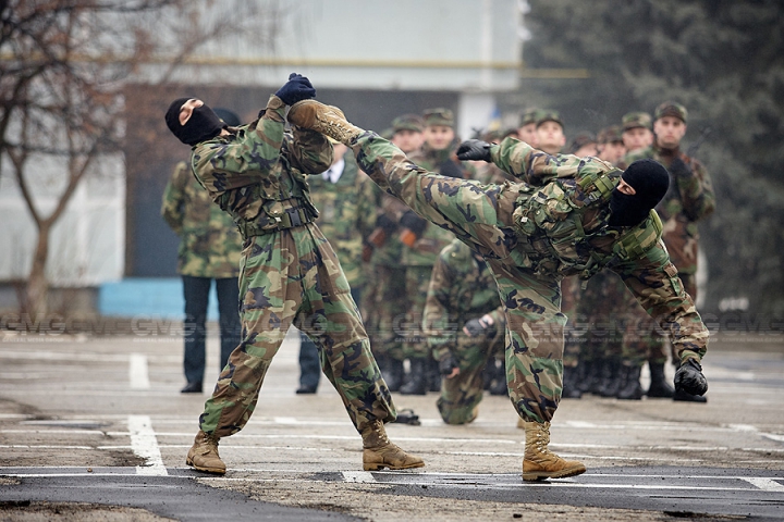 Peste 200 de tineri ostaşi au jurat credinţă Patriei (GALERIE FOTO)