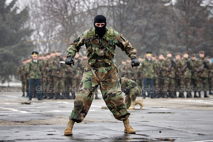 Peste 200 de tineri ostaşi au jurat credinţă Patriei (GALERIE FOTO)