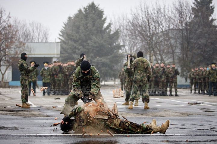 Peste 200 de tineri ostaşi au jurat credinţă Patriei (GALERIE FOTO)