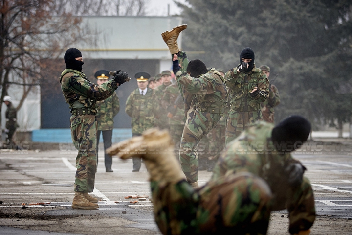 Peste 200 de tineri ostaşi au jurat credinţă Patriei (GALERIE FOTO)