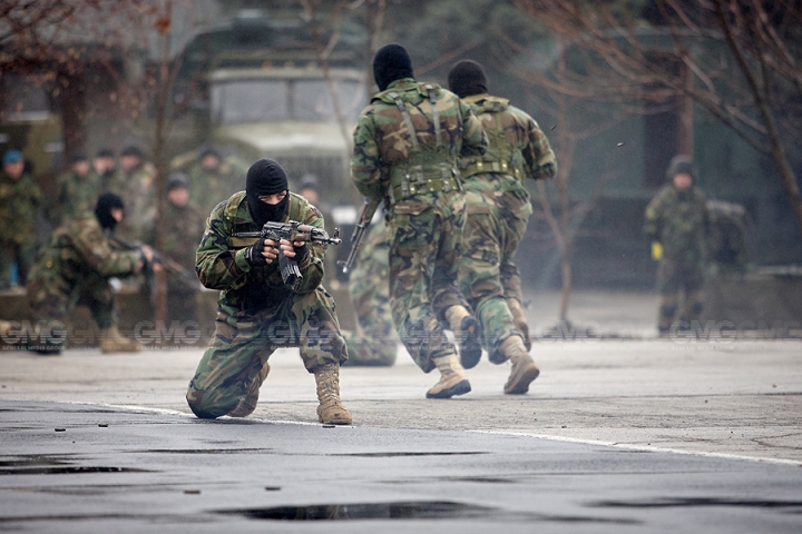 Peste 200 de tineri ostaşi au jurat credinţă Patriei (GALERIE FOTO)