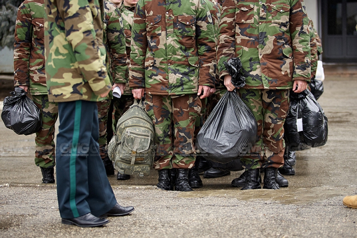 Peste 200 de tineri ostaşi au jurat credinţă Patriei (GALERIE FOTO)