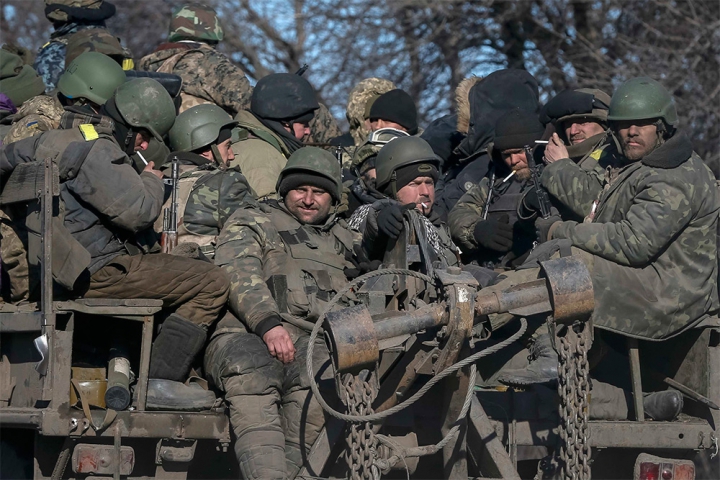 Poroşenko confirmă: Militarii ucraineni se retrag din oraşul Debalţevo (FOTOREPORT)