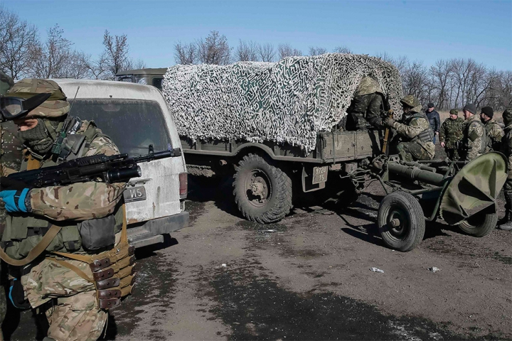 Poroşenko confirmă: Militarii ucraineni se retrag din oraşul Debalţevo (FOTOREPORT)