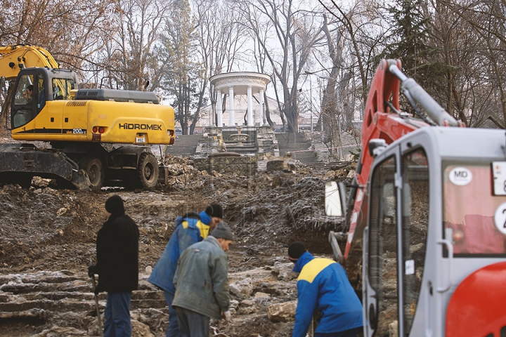 Va renaşte ca Pasărea Phoenix! Cum este restaurată Scara Cascadelor din Chişinău (FOTOREPORT)