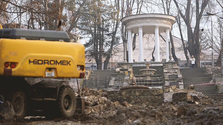 Va renaşte ca Pasărea Phoenix! Cum este restaurată Scara Cascadelor din Chişinău (FOTOREPORT)