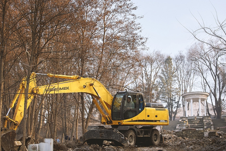 Va renaşte ca Pasărea Phoenix! Cum este restaurată Scara Cascadelor din Chişinău (FOTOREPORT)