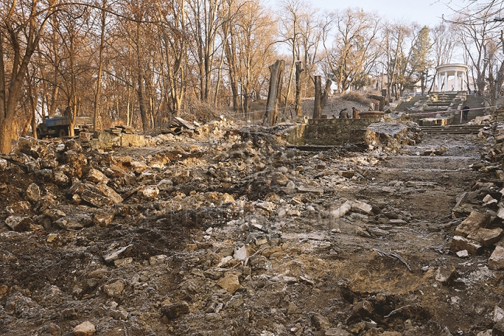 Va renaşte ca Pasărea Phoenix! Cum este restaurată Scara Cascadelor din Chişinău (FOTOREPORT)