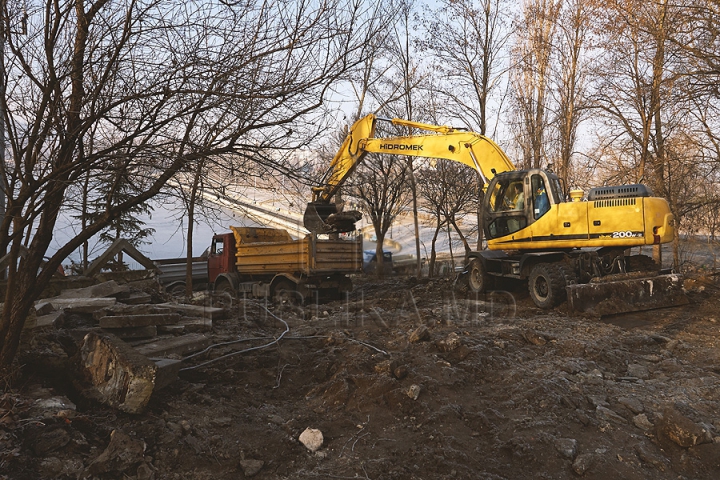 Va renaşte ca Pasărea Phoenix! Cum este restaurată Scara Cascadelor din Chişinău (FOTOREPORT)