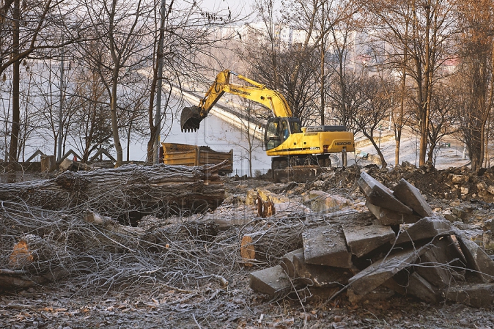 Va renaşte ca Pasărea Phoenix! Cum este restaurată Scara Cascadelor din Chişinău (FOTOREPORT)