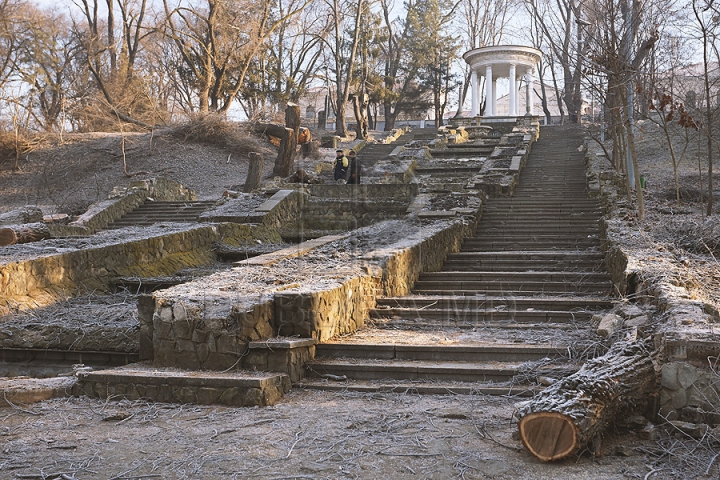 Va renaşte ca Pasărea Phoenix! Cum este restaurată Scara Cascadelor din Chişinău (FOTOREPORT)