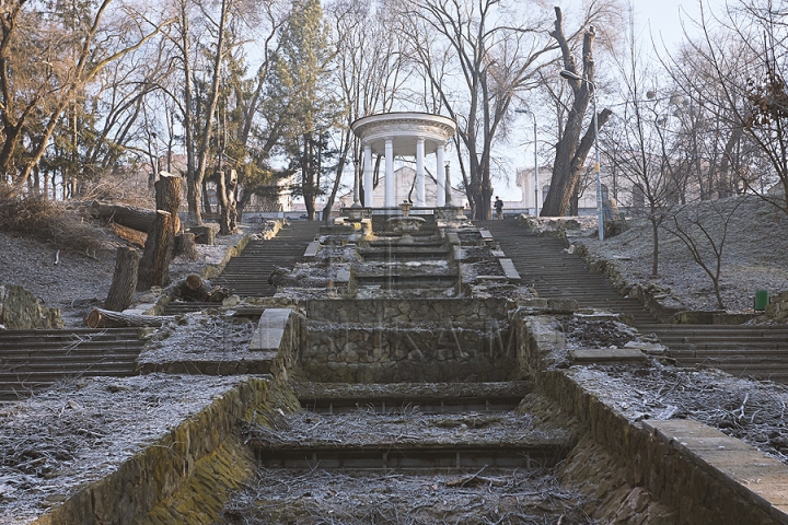 Va renaşte ca Pasărea Phoenix! Cum este restaurată Scara Cascadelor din Chişinău (FOTOREPORT)