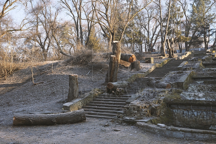 Va renaşte ca Pasărea Phoenix! Cum este restaurată Scara Cascadelor din Chişinău (FOTOREPORT)