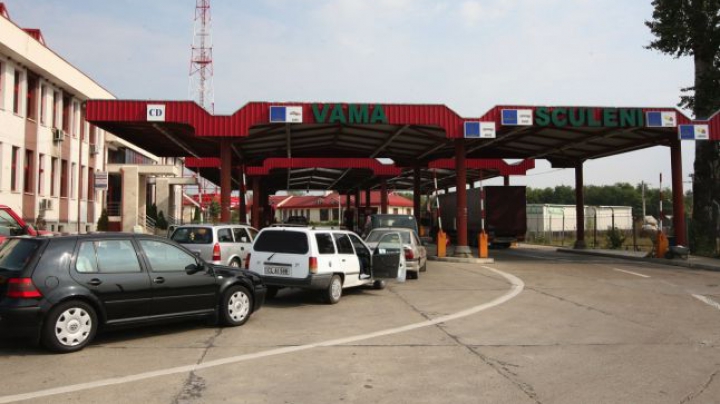 CONTRABANDĂ la frontiera Sculeni. Unde a ascuns un moldovean mii de ţigări (FOTO)