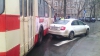 O Skoda parcată aiurea a blocat o stradă din Chişinău. Ce au făcut oamenii revoltaţi (VIDEO)