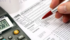 Îmbulzeală şi nervi la oficiile Fisc. Moldovenii mai au o zi pentru a-şi declara veniturile 