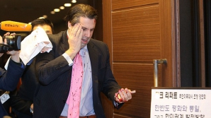 Un ambasador al SUA, rănit de un bărbat cu o lamă de ras. Cine este atacatorul (VIDEO)