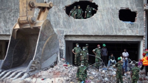 Au ajuns sub dărâmături la serviciu. O fabrică de ciment s-a prăbuşit în Bangladesh