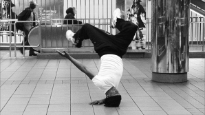 Acrobaţii pe stradă. Un bărbat "fără oase" a cucerit publicul prin mişcările sale (VIDEO)