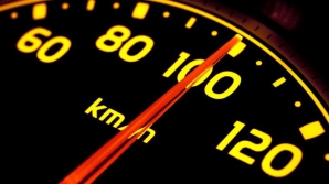 Cu viteză, pe străzile Chişinăului. O cameră de bord ar fi putut surprinde o tragedie (VIDEO)