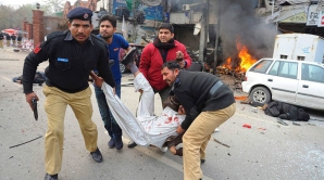 Talibanii au atacat creştini în Pakistan. Cel puţin 14 au murit în urma atentatelor cu bombe 