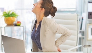 ESTE BINE SĂ ȘTII! Cum putem evita durerile de spate atunci când muncim de acasă