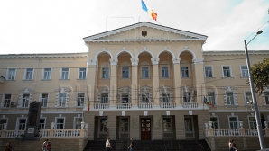 FURT de sute de mii de lei la Ministerul de Interne. Trei poliţişti au fost REŢINUŢI