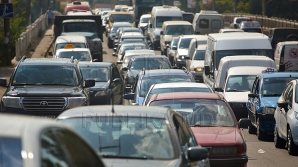 (VIDEO) Ambuteiaje kilometrice în Capitală. Traficul rutier din sectoarele Centru şi Botanica, BLOCAT