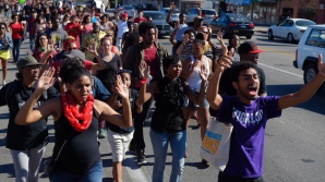 "Ei ucid oamenii noștri". Protest la Los Angeles după ce poliţiştii au împuşcat un om al străzii