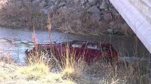 ŞOCANT! Un bebeluş a supravieţuit miraculos după ce o maşină s-a scufundat în râu