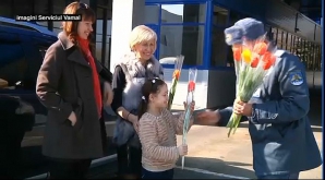 Flori în loc de sancţiuni. Poliţiştii au măgulit şoferiţele