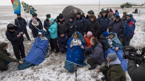 Au revenit acasă! Trei astronauţi au aterizat în Kazahstan după 170 de zile pe orbită