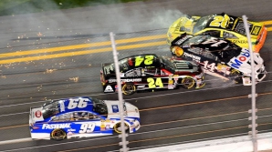 Accidente de proporții şi abandonuri în lanţ la Nascar Quicktrip 500 (VIDEO)