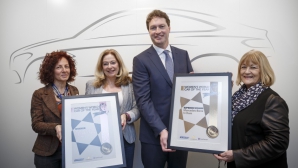 Femeile au GUSTURI ALESE. Au desemnat Automobilul Anului 2014 în Lume