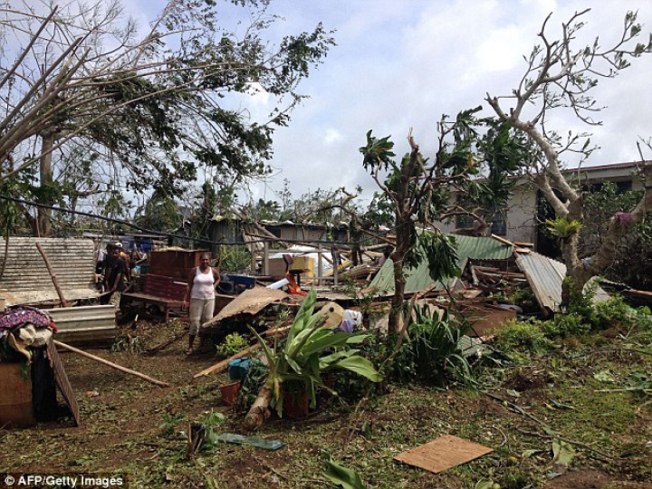 (FOTOREPORT) În lacrimi, locuitorii din Vanuatu se întorc în ruinele lăsate de ciclonul Pam