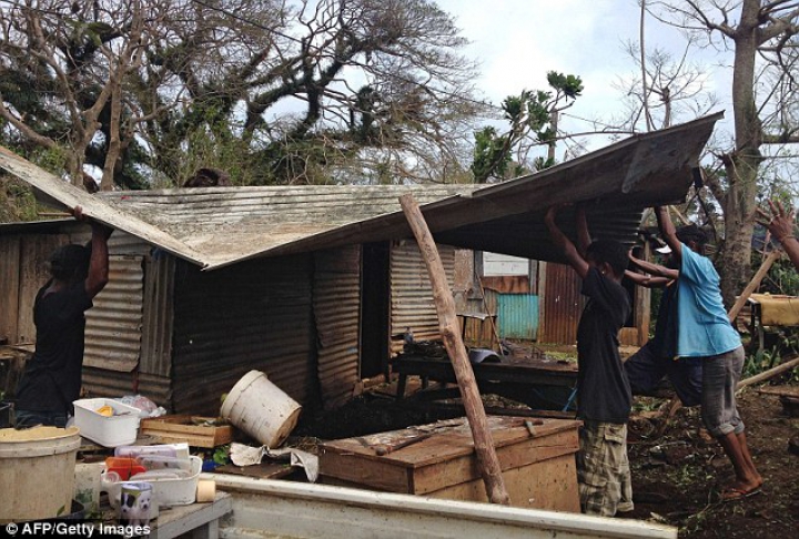 (FOTOREPORT) În lacrimi, locuitorii din Vanuatu se întorc în ruinele lăsate de ciclonul Pam