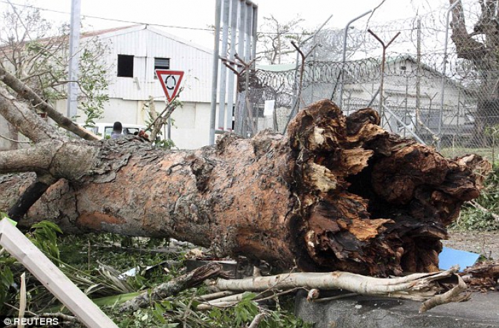 (FOTOREPORT) În lacrimi, locuitorii din Vanuatu se întorc în ruinele lăsate de ciclonul Pam