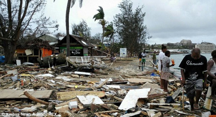 (FOTOREPORT) În lacrimi, locuitorii din Vanuatu se întorc în ruinele lăsate de ciclonul Pam